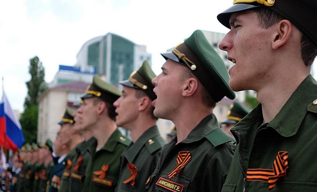 Военных пенсиях сегодня. Военные и гражданские. Военнослужащие и приравненные к ним лица. Гражданский человек с военными. Пенсия военнослужащих.